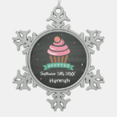 Adoptiert Cupcake - Individuelle Name Datum Schneeflocken Zinn-Ornament (Vorderseite)