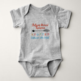 Adoptiert von der Pflegesorgfalt - Name-Shirt Baby Strampler