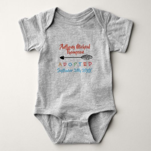 Adoptiert von der Pflegesorgfalt - Name-Shirt Baby Strampler (Vorderseite)