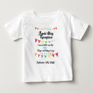 Adoptiert von der Pflegesorgfalt - Name-Shirt Baby T-shirt