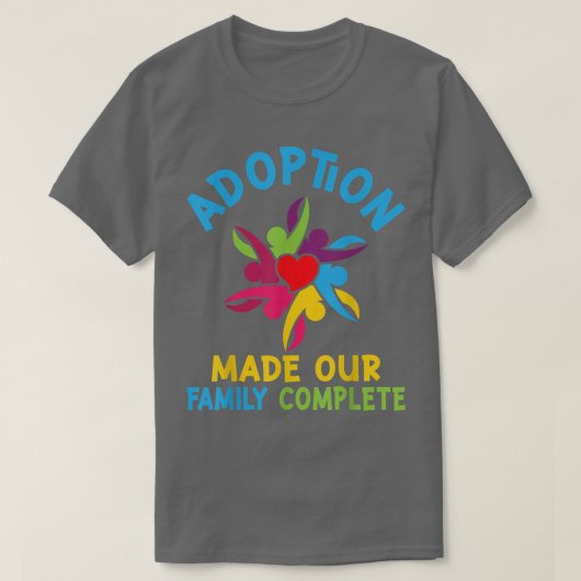 Adoption machte unsere Familie komplett  T-Shirt (Design vorne)