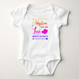 Adoption nahm Zeit, Liebe passierte sofort Baby Strampler