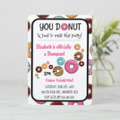 Adoption Party Modernes Rosa Donut Party Einladung (Stehend Vorderseite)