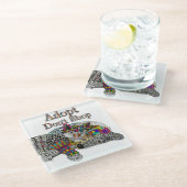 Adoption von niedlichen Hunden und Katzen Glasuntersetzer (Schrägansicht)