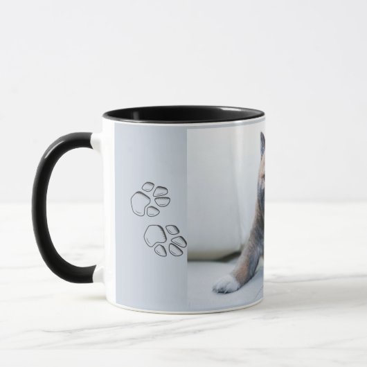Adorable Akita Welpenhund, Kaffeetasse (Links)