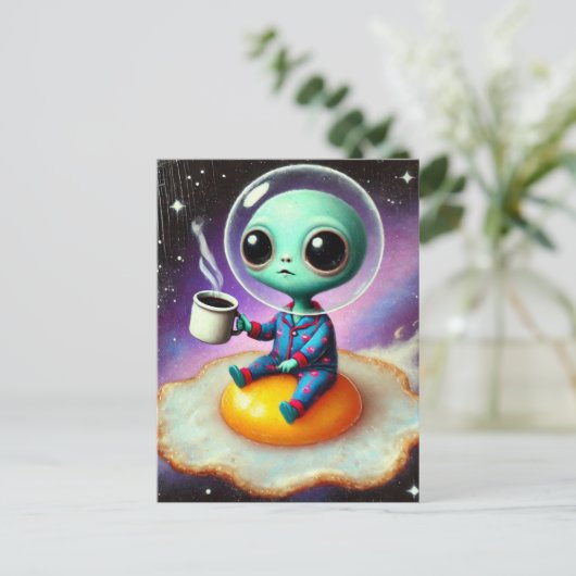 Adorable Alien Ei im Raum mit Kaffee schweben Postkarte (Stehend Vorderseite)