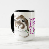 Adorable American Fuzzy Lop Rabbit mit rosa Tulip Tasse (Vorderseite Links)