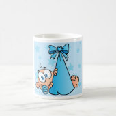 Adorable Baby Boy mit Schnuller in einer Trage Kaffeetasse (Mittel)