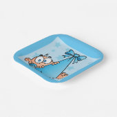 Adorable Baby Boy mit Schnuller in einer Trage Pappteller (Gewinkelt)