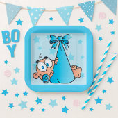 Adorable Baby Boy mit Schnuller in einer Trage Pappteller