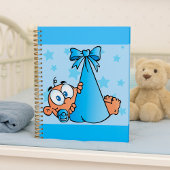 Adorable Baby Boy mit Schnuller in einer Trage Planer