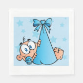 Adorable Baby Boy mit Schnuller in einer Trage Serviette (Vorderseite)