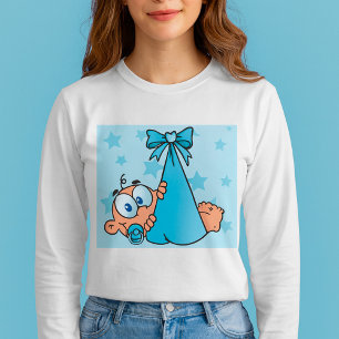 Adorable Baby Boy mit Schnuller in einer Trage T-Shirt