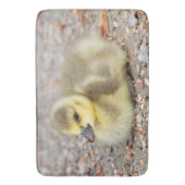 Adorable Baby Canada Goose on Gravel Badematte (Vorderseite Vertikal)