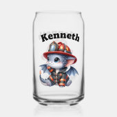 Adorable Baby Dragon gekleidet als Feuerwehr Dosenglas (Rückseite)