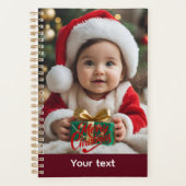 Adorable Baby im Santa Outfit mit Weihnachtsgesche Planer (Vorderseite)