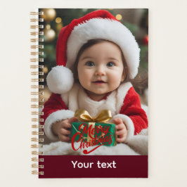 Adorable Baby im Santa Outfit mit Weihnachtsgesche Planer