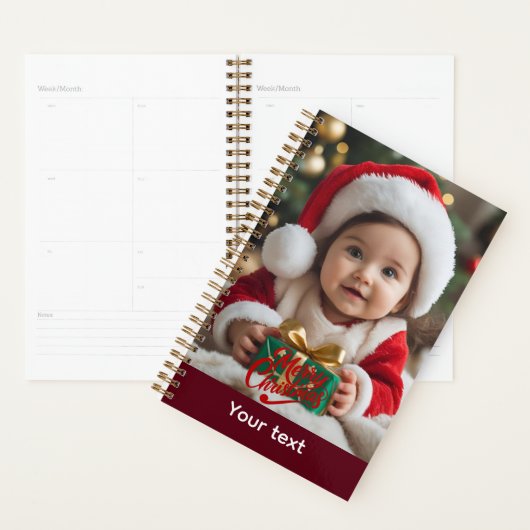 Adorable Baby im Santa Outfit mit Weihnachtsgesche Planer (Anzeige)