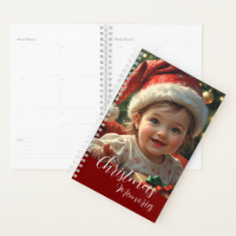 Adorable Baby in Santa Outfit mit Weihnachten Planer