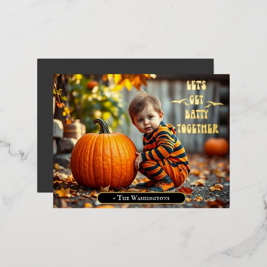 Adorable Baby mit Halloween Pumpkin Folie Einladungspostkarte (Vorderseite/Rückseite)