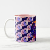 Adorable Baby Otter auf Galaxy Donut Zweifarbige Tasse (Links)