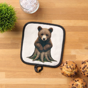 Adorable Bären Cub sitzend auf Baumstumpf Topflappen