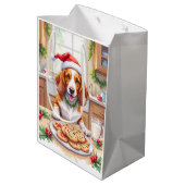 Adorable Basset Hound Sneaking Christmas Cookies Mittlere Geschenktüte (Rückseite Schrägansicht)