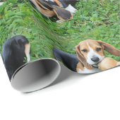 Adorable Beagle Welpen umarmen Krieg Geschenkpapier (Rolleneckpunkt)