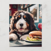 Adorable Bernerdoodle am Diner Postkarte (Vorderseite)