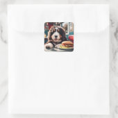 Adorable Bernerdoodle am Diner Quadratischer Aufkleber (Tasche)