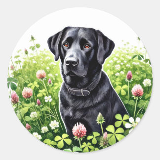 Adorable Black Lab in einem Kleeblatt Runder Aufkleber