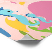 Adorable Blauwale in einem Baby-Rosa-Ozean-Szene, Poster (Ecke)