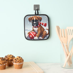 Adorable Boxer Welpe in Snowy Landschaft Topflappen