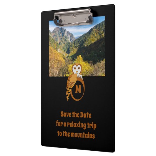 Adorable Britische Eule Nesting auf Monogram Egal Klemmbrett (Links)