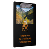 Adorable Britische Eule Nesting auf Monogram Egal  Klemmbrett (Rechts)