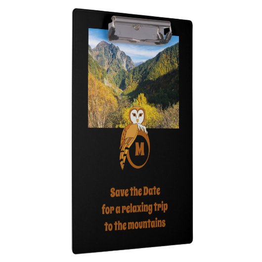 Adorable Britische Eule Nesting auf Monogram Egal Klemmbrett (Rechts)