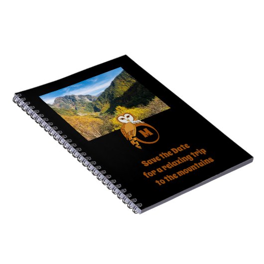 Adorable Britische Eule Nesting auf Monogram Egal Notizblock (Rechte Seite)