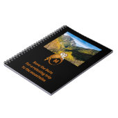 Adorable Britische Eule Nesting auf Monogram Egal Notizblock (Linke Seite)