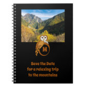 Adorable Britische Eule Nesting auf Monogram Egal Notizblock (Vorderseite)