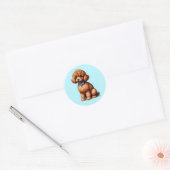 Adorable Brown Toy Poodle mit blauem Hintergrund Runder Aufkleber (Umschlag)