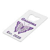 Adorable Butterfly Oma "Est 2020" Geldbeutel Flaschenöffner (Rückseite Schrägansicht)