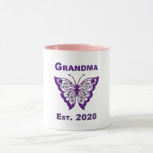 Adorable Butterfly Oma "Est 2020" Tasse (Zentrum)