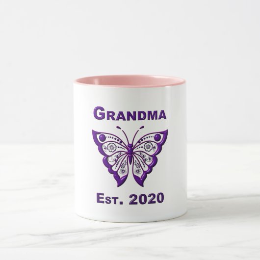 Adorable Butterfly Oma "Est 2020" Tasse (Zentrum)