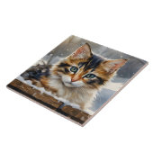 Adorable Calico Katze im Schnee Portrait Pose Fliese (Seite)