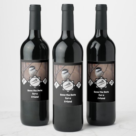 Adorable Carolina Chickadee Monogramm Foto Weinetikett (Flaschen)