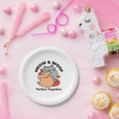 Adorable Cat and Dog Hug - Meow & Woof Design Pappteller (Party)
