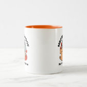 Adorable Cat and Dog Hug - Meow & Woof Design Zweifarbige Tasse (Mittel)