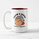 Adorable Cat and Dog Hug - Meow & Woof Design Zweifarbige Tasse (Links)