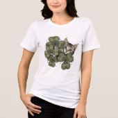 Adorable cat surrounded by green clover leaves Tri-Blend shirt (Vorderseite)