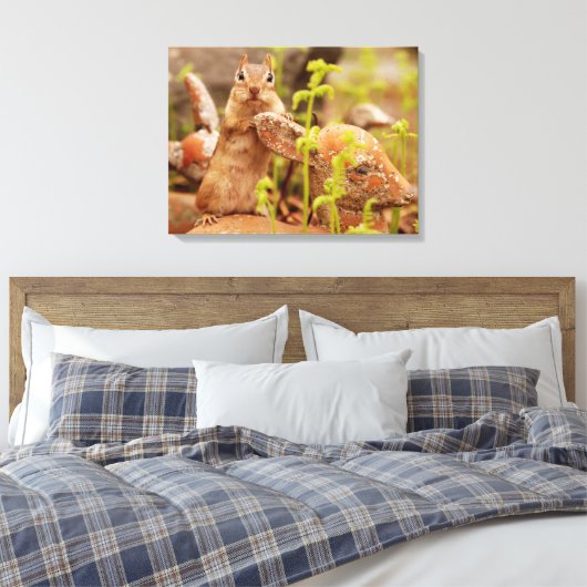 Adorable Chipmunk auf Statue Wrapped Canvas Leinwanddruck (Insitu (Schlafzimmer))